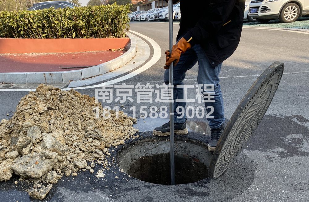 306永宁村管道油块清理